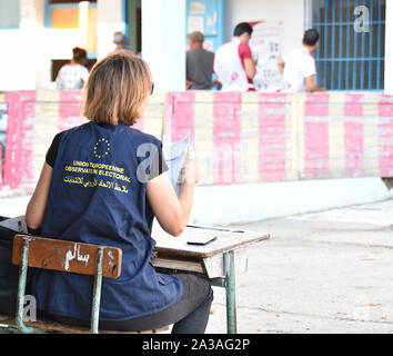 Tunis, Tunisie. 06 Oct, 2019. Observateurs de l'Union européenne à un bureau de scrutin au cours des élections parlementaires à Tunis.Cette élection est la deuxième depuis l'approbation de la nouvelle constitution de la Tunisie en 2014. Credit : SOPA/Alamy Images Limited Live News Banque D'Images