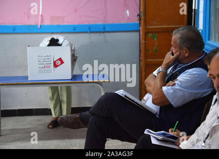 Tunis, Tunisie. 06 Oct, 2019. Observateurs de l'Union européenne à un bureau de scrutin au cours des élections parlementaires à Tunis.Cette élection est la deuxième depuis l'approbation de la nouvelle constitution de la Tunisie en 2014. Credit : SOPA/Alamy Images Limited Live News Banque D'Images