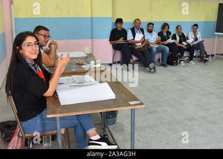 Tunis, Tunisie. 06 Oct, 2019. Les agents d'interrogation tunisien dans un bureau de scrutin lors d'élections parlementaires.Cette élection est la deuxième depuis l'approbation de la nouvelle constitution de la Tunisie en 2014. Credit : SOPA/Alamy Images Limited Live News Banque D'Images