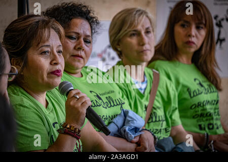 Barcelone, Espagne. 06 Oct, 2019. Les porte-parole de l'association sont vus Kellys Las pendant la mise en correspondance de l'événement le côté B du tourisme à Barcelone.L'association des femmes de Las connu comme Keellys, (ceux qui l') ont présenté un plan de la face B du tourisme dans la ville au centre de culture de Barcelone. Les Kelly ont dénoncé l'insécurité de l'emploi, les problèmes de santé n'est pas reconnue comme maladie professionnelle, prix d'un peu plus de 1 euros, et l'urgente nécessité d'un sceau de qualité pour les établissements touristiques. Credit : SOPA/Alamy Images Limited Live News Banque D'Images