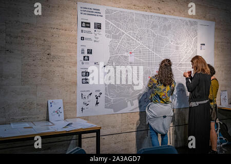 Barcelone, Espagne. 06 Oct, 2019. Les personnes participant à l'événement de collaborer à la cartographie de la face B de tourisme à Barcelone qui a été organisée par l'association Las Kellys.des filles de Las connu comme Keellys, (ceux qui l') ont présenté un plan de la face B du tourisme dans la ville au centre de culture de Barcelone. Les Kelly ont dénoncé l'insécurité de l'emploi, les problèmes de santé n'est pas reconnue comme maladie professionnelle, prix d'un peu plus de 1 euros, et l'urgente nécessité d'un sceau de qualité pour les établissements touristiques. Credit : SOPA/Alamy Images Limited Live News Banque D'Images