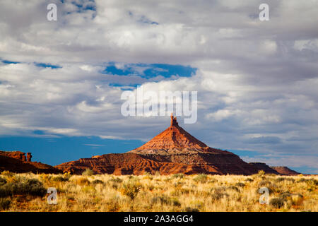 Tour Nord Six Shooter avec alto cumulus, Indian Creek, Utah, USA Banque D'Images