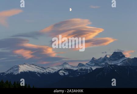 Coucher du soleil des couleurs, les nuages et Chinook Snowcapped Mountain Peaks Paysage, Canmore, Alberta contreforts des Rocheuses canadiennes au début de l'automne en Octobre Banque D'Images