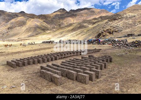 Adobe briques séchant au soleil. Chillca, Cusco, Pérou Banque D'Images