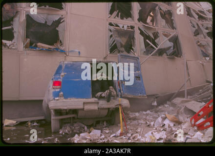 Collection de photographies anonyme des actes terroristes du 11 septembre contre le World Trade Center, New York City ; diapositives montrant la désastreuse suite de deux avions s'écraser sur les tours jumelles du World Trade Center dans le lower Manhattan après avoir été des pirates de l'air par des terroristes le 11 septembre 2001. Comprend les tours en feu vu d'uptown ; le voyage du photographe à la ground zero zone ; et les conditions au nord du World Trade Center, près de West Street. Vues également de New York City Fire Department de lutte contre les incendies et les opérations de sauvetage dans les zones près de West Street, le Verizon Banque D'Images
