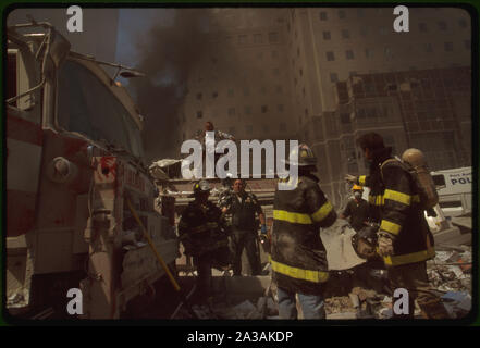 Collection de photographies anonyme des actes terroristes du 11 septembre contre le World Trade Center, New York City ; diapositives montrant la désastreuse suite de deux avions s'écraser sur les tours jumelles du World Trade Center dans le lower Manhattan après avoir été des pirates de l'air par des terroristes le 11 septembre 2001. Comprend les tours en feu vu d'uptown ; le voyage du photographe à la ground zero zone ; et les conditions au nord du World Trade Center, près de West Street. Vues également de New York City Fire Department de lutte contre les incendies et les opérations de sauvetage dans les zones près de West Street, le Verizon Banque D'Images