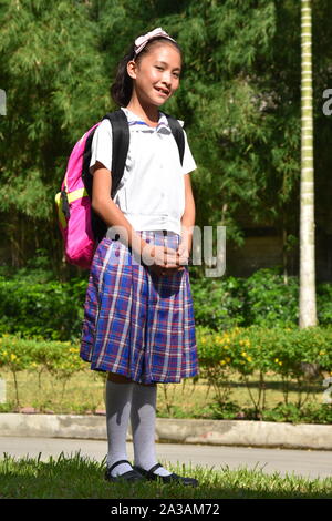 Happy Girl Student Wearing School Uniform avec Books Banque D'Images