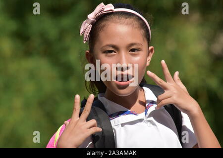 Cute Asian Female Student s'amusant avec des livres Banque D'Images