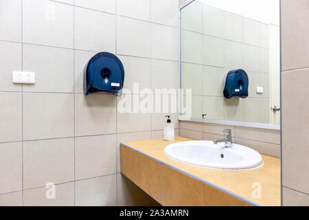 Vasque avec miroir dans les toilettes. Laver à la main avec bar en verre miroir et lavabos dans une salle de repos. Banque D'Images