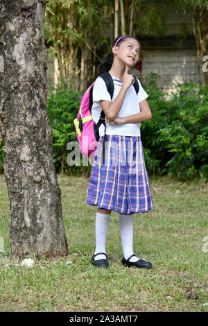 Filipina mignon Étudiante de prendre une décision Banque D'Images