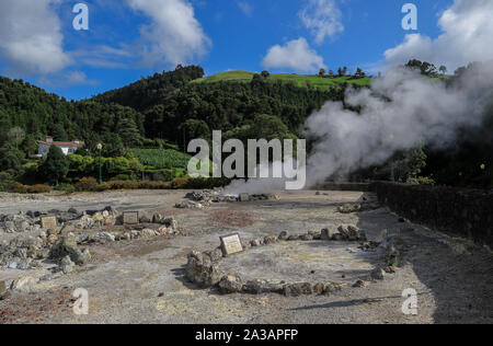 L'eau bouillante et de la vapeur chaude de ventilation Caldeira Grande (grande chaudière) dans une petite ville de Furnas, île de São Miguel dans Açores, Portugal Banque D'Images