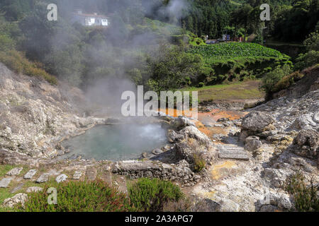 L'eau bouillante et de la vapeur chaude de ventilation Caldeira Grande (grande chaudière) dans une petite ville de Furnas, île de São Miguel dans Açores, Portugal Banque D'Images