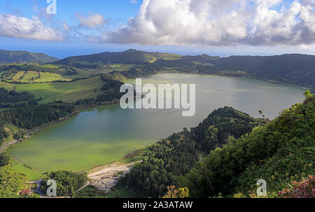 Le lac de Furnas (Lagoa das Furnas) sur l'île de São Miguel, Açores, Portugal. Une vue sur le lac depuis le Pico do Ferro un panorama Banque D'Images