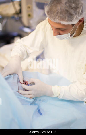 Ville Gomel, Bélarus. 31 mai 2017 l'hôpital de la ville. Le médecin dans la salle d'opération de chirurgie fait sur les yeux. Chirurgien Banque D'Images