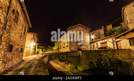 Le centre-ville de Gubbio par nuit Banque D'Images