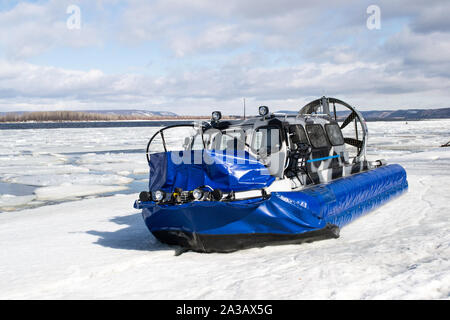 Les touristes sur la glace d'une rivière gelée sur bateaux sur coussins d'air Banque D'Images