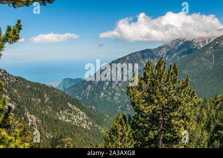 Vue depuis la route européenne de randonnée E4 en montagne l'Olympe en Grèce Banque D'Images