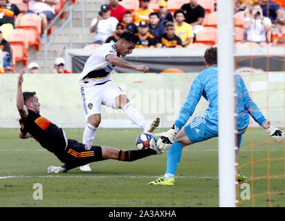 Houston, USA. 6 octobre, 2019. Cristian Pavon (C) de la Galaxy pousses durant un 2019 Major League Soccer (MLS) match contre Houston au BMO Field à Houston, aux États-Unis, le 6 octobre 2019. Crédit : Steven Song/Xinhua/Alamy Live News Banque D'Images