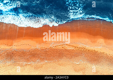 Vue aérienne des ondes dans une plage. Banque D'Images