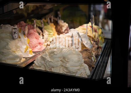 La montagne de crème glacée de différentes saveurs dans le réfrigérateur Banque D'Images