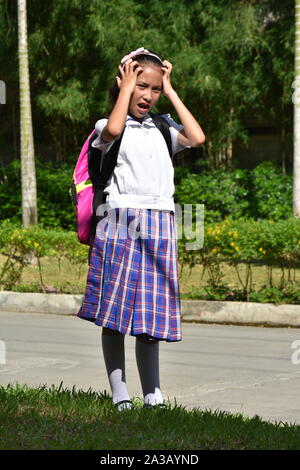 Jeune étudiante fille asiatique sous l'effort de porter l'uniforme scolaire avec les ordinateurs portables Banque D'Images