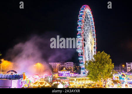 Stuttgart, Allemagne, le 3 octobre 2019, Festival Canstatter wasen Oktoberfest, une juste allumé la nuit avec beaucoup de manège, grande roue et de l'alimentation offre de mauvaise ca Banque D'Images