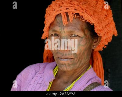 Middle-aged Chin Muun femme tribal (spider woman') avec tatouage facial traditionnel pose pour la caméra (head shot). Banque D'Images