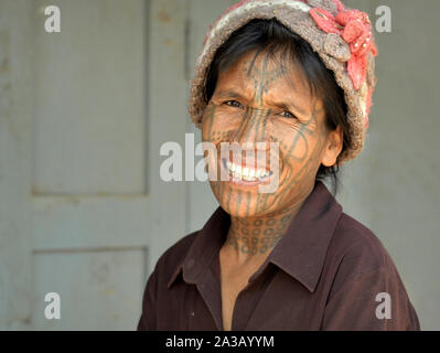 Middle-aged Chin Muun femme tribal (spider woman') avec tatouage facial traditionnel sourire pour la caméra. Banque D'Images