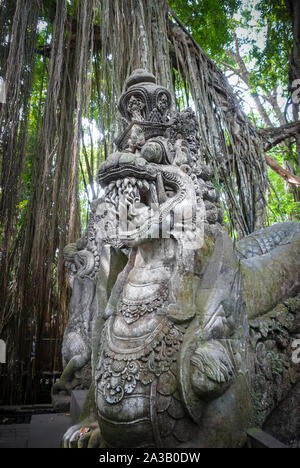 Dragon statue dans la forêt des singes sacrés, Ubud, Bali, Indonésie Banque D'Images