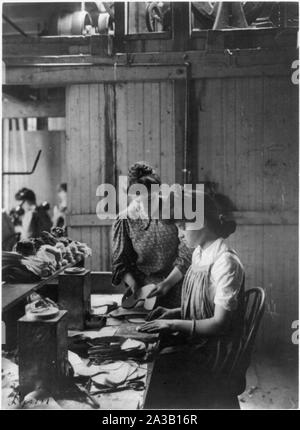 Usines de chaussures, Lynn, Mass. : 2 femmes travaillant dans l'usine de chaussures Banque D'Images