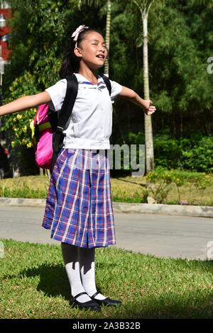 Fille de l'école et la liberté de porter l'uniforme scolaire Banque D'Images