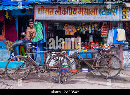 MUMBAI , INDE - 19 AOÛT 26 : Street View de Asalfa le 26 août 2019. Asalfa Ghatkopar est un quartier, une banlieue de Mumbai, Banque D'Images