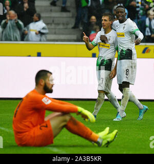 (191007) -- MONCHENGLADBACH, le 7 octobre 2019 (Xinhua) -- Patrick Herrmann (L, arrière) et Denis Zakaria de Monchengladbach célébrer après le match de football de la Bundesliga entre le Borussia Mönchengladbach et FC Augsburg à Mönchengladbach, Allemagne, le 6 octobre 2019. (Photo par Ulrich Hufnagel/Xinhua) Banque D'Images