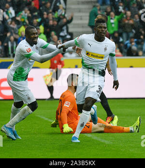 (191007) -- MONCHENGLADBACH, le 7 octobre 2019 (Xinhua) -- La Grosse Caye Breel (R) de Monchengladbach célèbre avec son coéquipier Marcus Thuram lors de la Bundesliga match de foot entre Borussia Mönchengladbach et FC Augsburg à Mönchengladbach, Allemagne, le 6 octobre 2019. (Photo par Ulrich Hufnagel/Xinhua) Banque D'Images