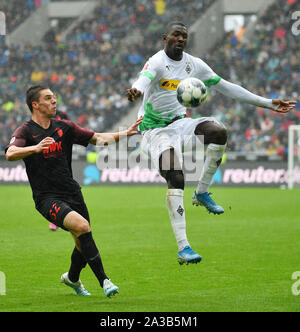 (191007) -- MONCHENGLADBACH, le 7 octobre 2019 (Xinhua) -- Marcus Thuram (R) de Monchengladbach rivalise avec Raphael Framberger d'Augsbourg au cours de la Bundesliga match de foot entre Borussia Mönchengladbach et FC Augsburg à Mönchengladbach, Allemagne, le 6 octobre 2019. (Photo par Ulrich Hufnagel/Xinhua) Banque D'Images