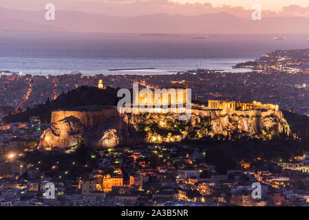 Vue d'Athènes et l'Acropole pendant la nuit tombante Banque D'Images
