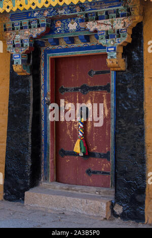 Une porte peinte au Palais de Norbulingka, l'ancien palais d'été du dalaï-lama. Site du patrimoine mondial de l'UNESCO à Lhassa, au Tibet. Banque D'Images