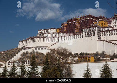 Le Palais du Potala a été fondée vers l'an 1645 et était l'ancien palais d'été du dalaï-lama et est une partie de l'Ensemble historique du Potala Banque D'Images