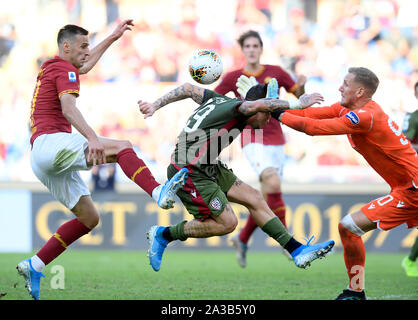 (191007) -- ROME, 7 octobre 2019 (Xinhua) -- Roma's Nikola Kalinic (L) le dispute à Cagliari Fabio Pisacane (C) et le gardien de but Patrick Robin Olsen (R) au cours d'un match de football de Série A entre Cagliari et Roms à Rome, Italie, le 6 octobre 2019. (Photo par Augusto/Casasoli Xinhua) Banque D'Images