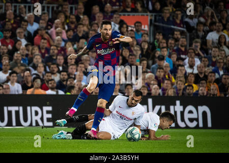 (191007) -- Barcelone, 7 octobre 2019 (Xinhua) -- Barcelone, Lionel Messi (L) rivalise avec Sevilla's Joan Jordan (C) et Sergio Reguilon lors d'un match de championnat espagnol entre FC Barcelone et FC Séville à Barcelone, Espagne, le 6 octobre 2019. (Photo de Joan Gosa/Xinhua) Banque D'Images