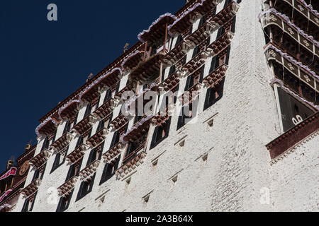 Des détails architecturaux du palais du Potala à Lhassa, Tibet, l'ancien palais d'hiver du Dalaï Lama jusqu'en 1959 et au patrimoine mondial de l'UNESCO. Banque D'Images