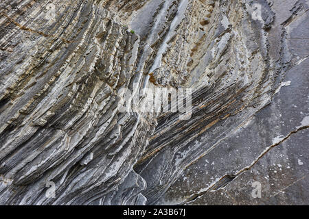 Formation rocheuse spectaculaire flysch côte cantabrique en Zumaia, l'Euskadi. Espagne Banque D'Images