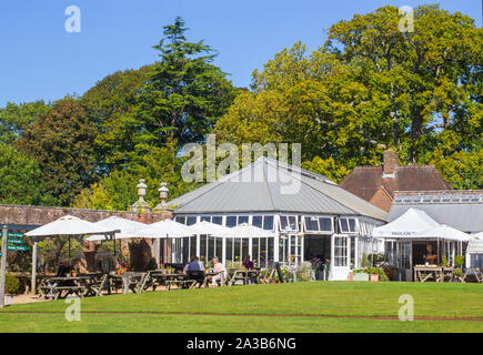 20 septembre 2019 clients restauration pour le pavillon de thé à Stanstead House stately home et terrains dans le parc national des South Downs dans l'ouest de Susse Banque D'Images