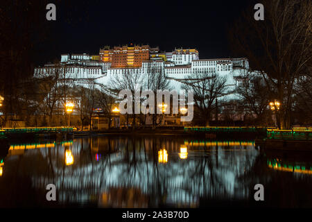 Le Palais du Potala éclairé la nuit et se reflétant dans l'étang dans la place du Potala à Lhassa, au Tibet. C'était autrefois le palais d'hiver du dalaï-lama. Banque D'Images