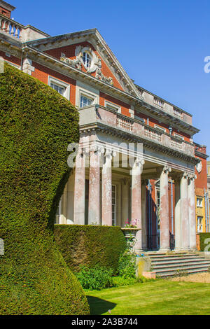 20 septembre 2019 l'entrée arrière pas de Stanstead House stately home et terrains dans le parc national des South Downs à West Sussex England Banque D'Images