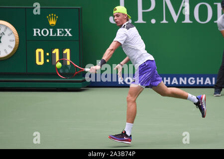 Le Canadien d'origine israélienne joueur de tennis professionnel Denis Shapovalov rivalise contre le joueur de tennis professionnel américain Frances Tiafoe pendant le premier tour de 2019, Rolex Masters de Shanghai à Shanghai, Chine, le 7 octobre 2019. Joueur de tennis professionnel américain Frances Tiafoe a été battu par le Canadien d'origine israélienne joueur de tennis professionnel Denis Shapovalov avec 0-2 à la première ronde de 2019, Rolex Masters de Shanghai à Shanghai, Chine, le 7 octobre 2019. Banque D'Images