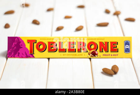 KIEV, UKRAINE - le 18 août 2017 : - Toblerone chocolat suisse au lait avec des raisins secs, de miel et de nougat aux amandes. Banque D'Images