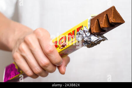 KIEV, UKRAINE - le 18 août 2017 : - Toblerone chocolat suisse au lait avec des raisins secs, de miel et de nougat aux amandes. Banque D'Images