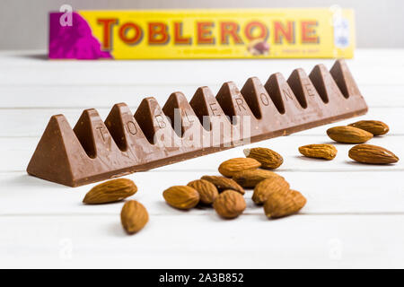 KIEV, UKRAINE - le 18 août 2017 : - Toblerone chocolat suisse au lait avec des raisins secs, de miel et de nougat aux amandes. Banque D'Images