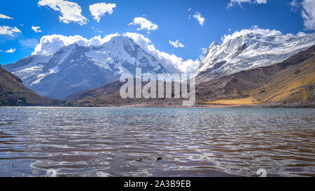 Les eaux turquoise de Lago Cochajasa au pied du Mont Ausangate. Cusco, Pérou Banque D'Images